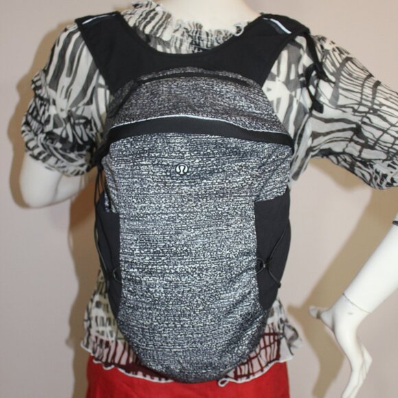 Lululemon Run All Day Backpack II 13L Denim Twill Print Ice Grey/Black - Picture 2 of 7